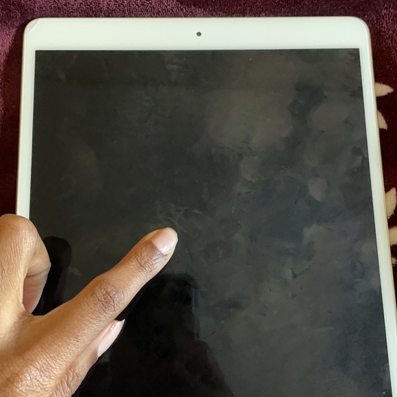 This is an old iPad Pro 10.5 inch. - Picture 3 of 5